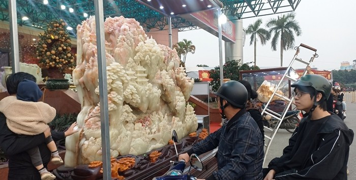 Nhiều khách tham quan cho biết, chưa từng thấy bức tranh đá bằng ngọc lớn và điêu khắc tinh xảo như vậy. Ảnh: Vietnamnet