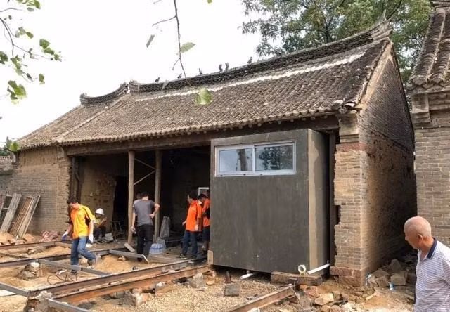 Để giữ được hồn xưa và đảm bảo tính tiện nghi, hiện đại, nhóm kiến trúc sư giữ lại khung nhà chính nhưng thay mới những phần đã hư hỏng nghiêm trọng. Ảnh: Sohu