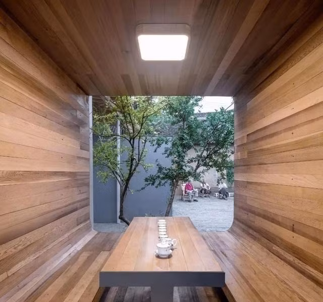 Hầu hết các vật dụng trong nhà đều làm bằng gỗ, mang lại cảm giác gần gũi, mộc mạc. Ảnh: Sohu