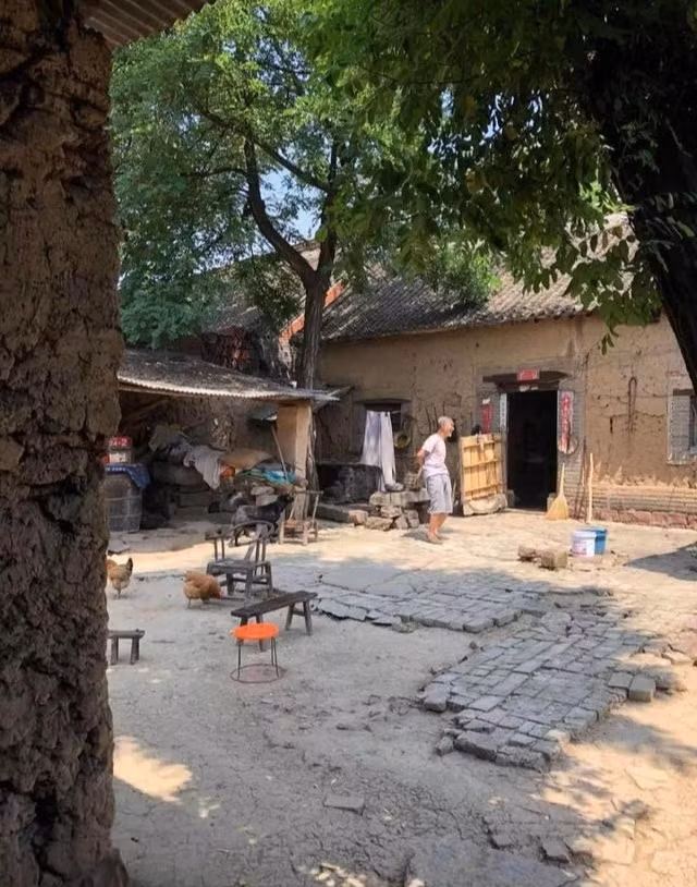 Tường đất bị vỡ vụn, mái ngói bị gãy, không có hệ thống thoát nước và không có nhà vệ sinh hiện đại. Ảnh: Sohu