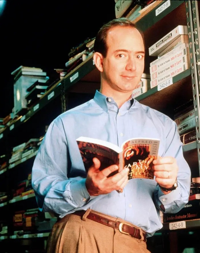 Jeff Bezos sinh năm 1964 tại Albuquerque (Mỹ), trong gia đình có nền tảng ổn định. Cha dượng là kỹ sư ngành năng lượng, ông ngoại từng giữ vị trí lãnh đạo trong lĩnh vực năng lượng nguyên tử. Ảnh: BI