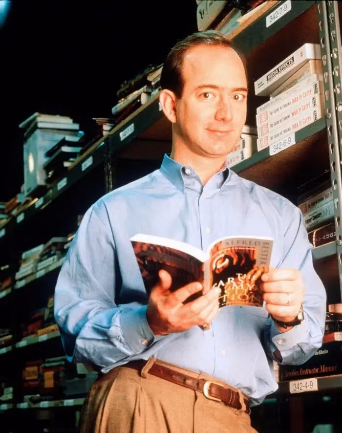 Jeff Bezos sinh năm 1964 tại Albuquerque (Mỹ), trong gia đình có nền tảng ổn định. Cha dượng là kỹ sư ngành năng lượng, ông ngoại từng giữ vị trí lãnh đạo trong lĩnh vực năng lượng nguyên tử. Ảnh: BI