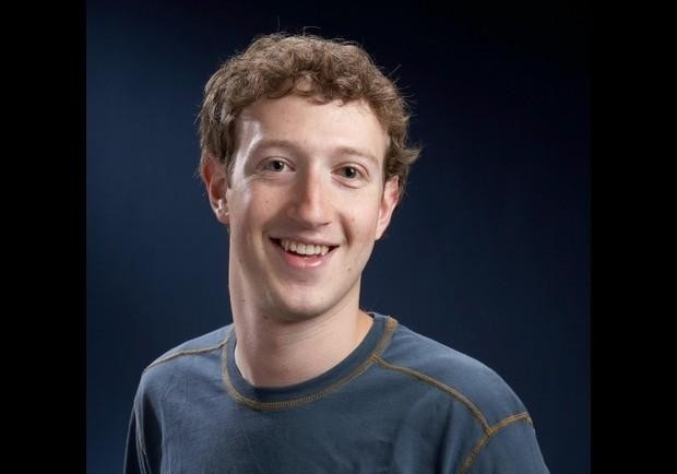 Mark Zuckerberg sinh năm 1984 tại New York trong gia đình trung lưu cao, với cha là nha sĩ và mẹ là bác sĩ tâm lý. Ngay từ nhỏ, ông đã được thuê gia sư riêng dạy lập trình — điều hiếm gặp vào thời điểm đó. Ảnh: Forbes
