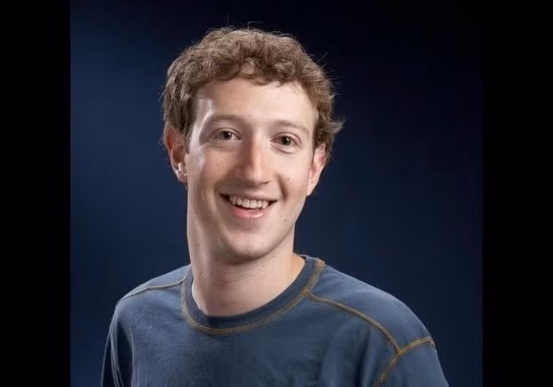 Mark Zuckerberg sinh năm 1984 tại New York trong gia đình trung lưu cao, với cha là nha sĩ và mẹ là bác sĩ tâm lý. Ngay từ nhỏ, ông đã được thuê gia sư riêng dạy lập trình — điều hiếm gặp vào thời điểm đó. Ảnh: Forbes