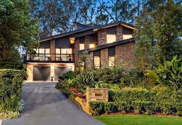 Lê Vũ Hoàng đang sống cùng vợ và hai con trong căn biệt thự 1.000m2 tại thành phố Sydney. Ảnh: FBNV