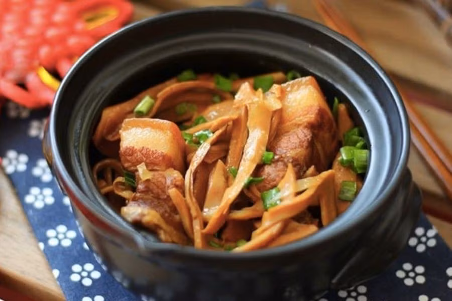 Nhiều nhà hàng, quán ăn ở Tây Nguyên đưa măng le vào thực đơn thu hút du khách gần xa. Ảnh: Facebook