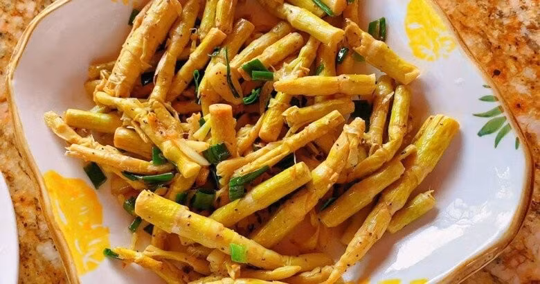 Măng le tươi có thể luộc chấm mắm, xào đậu phộng, kho thịt nấu canh chua hoặc hầm xương...Ảnh: Facebook