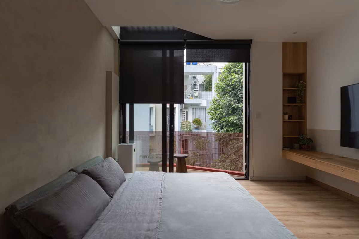 Tầng ba gồm 2 phòng ngủ, có vệ sinh riêng và ngập ánh sáng tự nhiên. Ảnh: Quang Dam