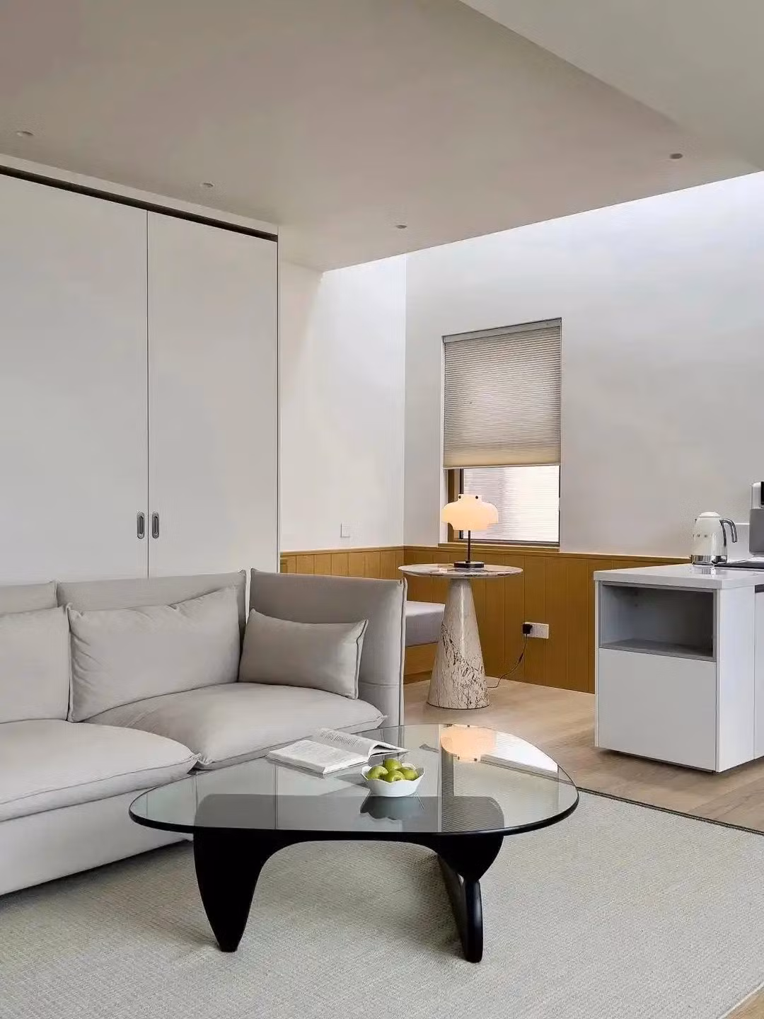 Tầng 1 là phòng khách, bếp, khu trà đạo và phòng ngủ của ông bà để tiện di chuyển. Ảnh: Toutiao