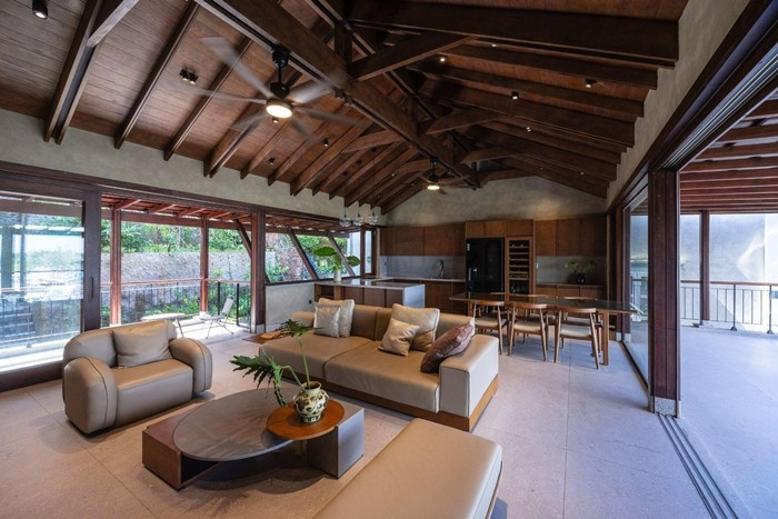 Phòng khách và bếp là khối không gian rộng mở không vách ngăn. Ảnh: Trieu Chien