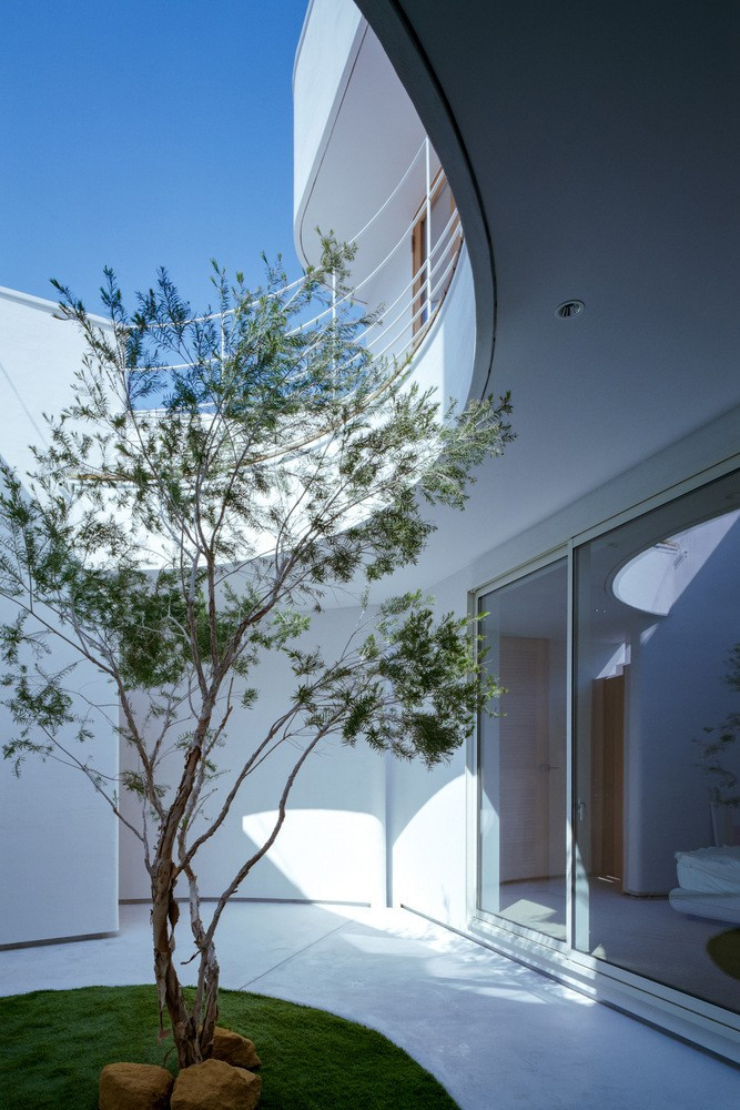 Thiết kế cũng được ưu tiên các đường cong bo tròn tạo cảm giác mềm mại, đồng thời giúp che chắn tầm nhìn hiệu quả. Ảnh: Katsuya Taira（studioREM）