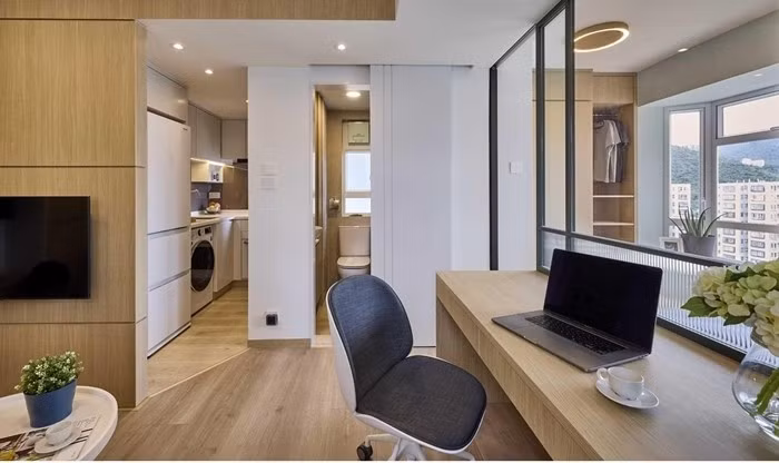 Phòng tắm được giấu sau một cánh cửa, gần như hòa vào bức tường ngăn cách bếp và phòng ngủ. Ảnh: sj33