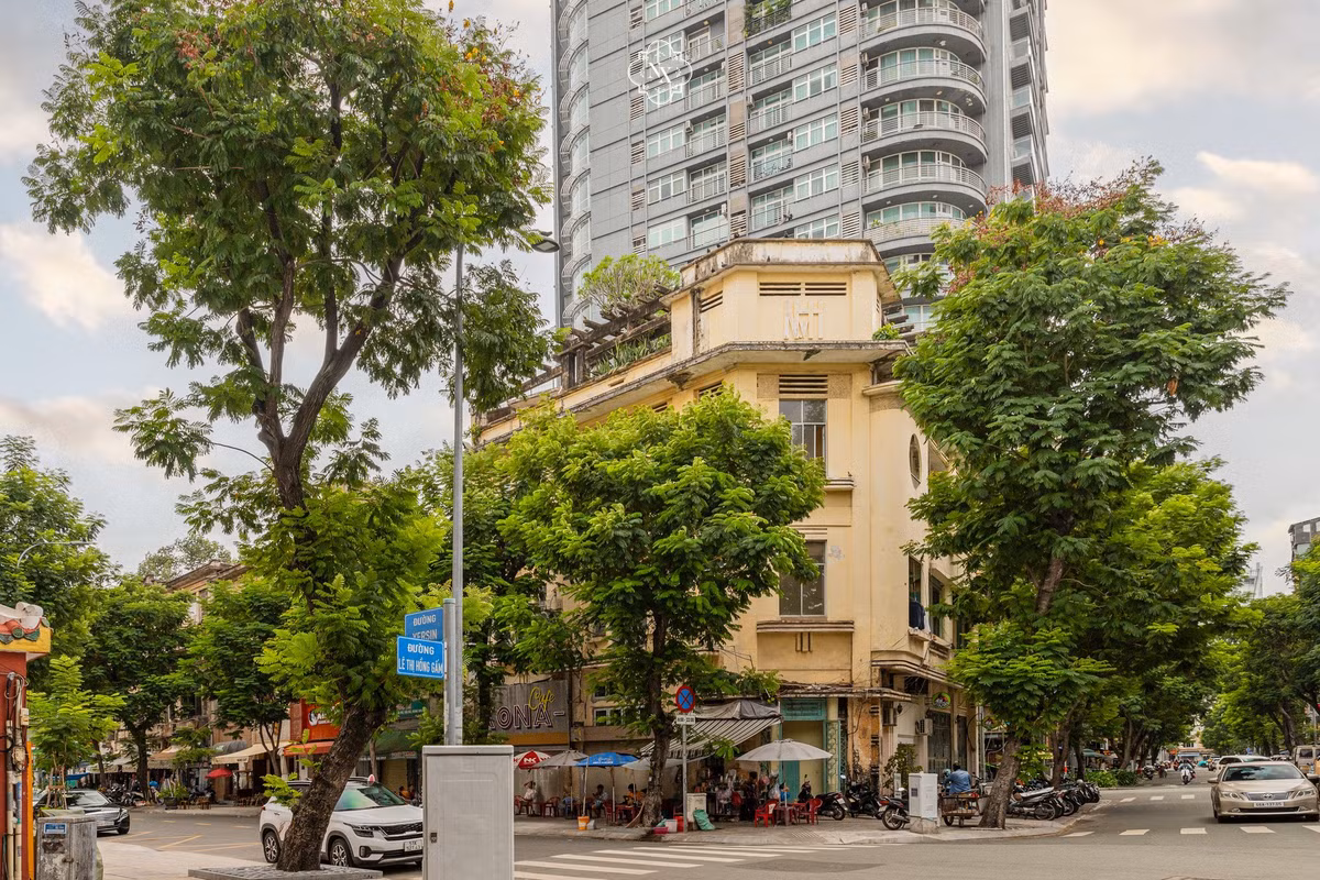 Sân thượng được xây theo kiến trúc Pháp với nhiều vật liệu được mang về từ châu Âu. Ảnh: FB Nguyễn Xuân