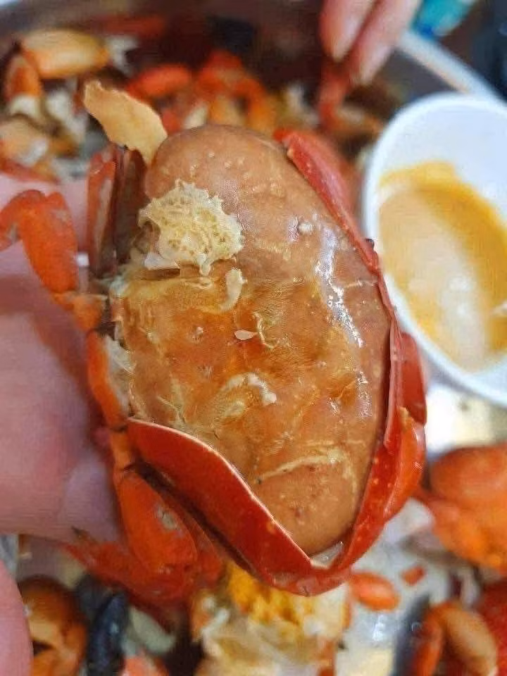 Thân cua ít thịt hơn. Thịt cù kỳ không ngọt bằng cua biển nhưng đậm đà và có vị riêng, đặc biệt là khi ăn nóng. Ảnh: Facebook