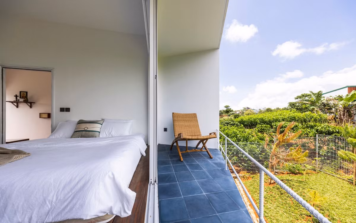 Phòng ngủ thoáng đãng, sở hữu tầm nhìn tuyệt đẹp. Ảnh: Hiroyuki Oki