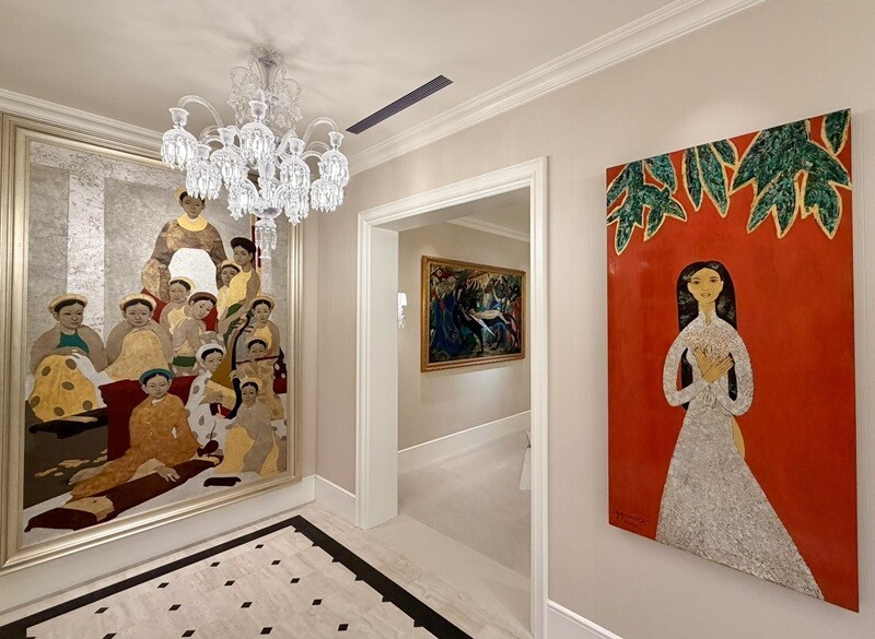 Bên trong nhà trang trí nhiều tranh nghệ thuật. Ảnh: FBNV