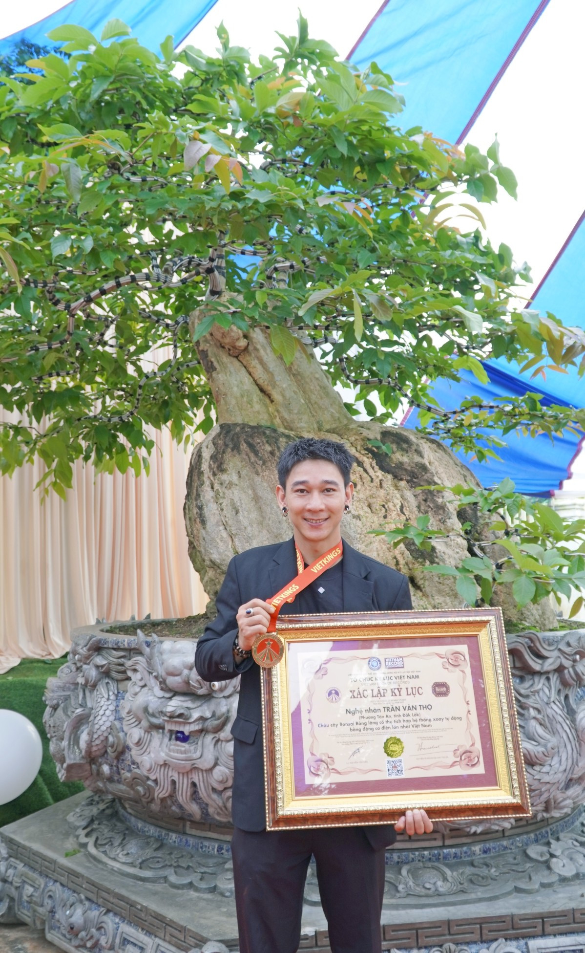 Hệ thống xoay giúp cây sống động hơn, đồng thời hấp thụ ánh sáng và không khí từ mọi hướng, đảm bảo sinh trưởng tự nhiên. Ảnh: VietKings