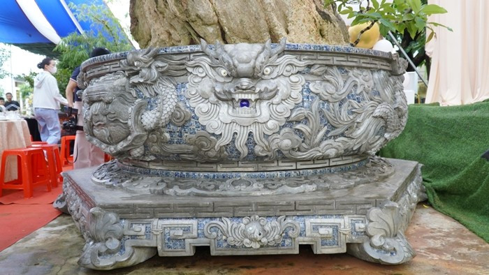 Người xem có thể đứng ở một vị trí chiêm ngưỡng từng chi tiết nghệ thuật của tác phẩm. Ảnh: VietKings