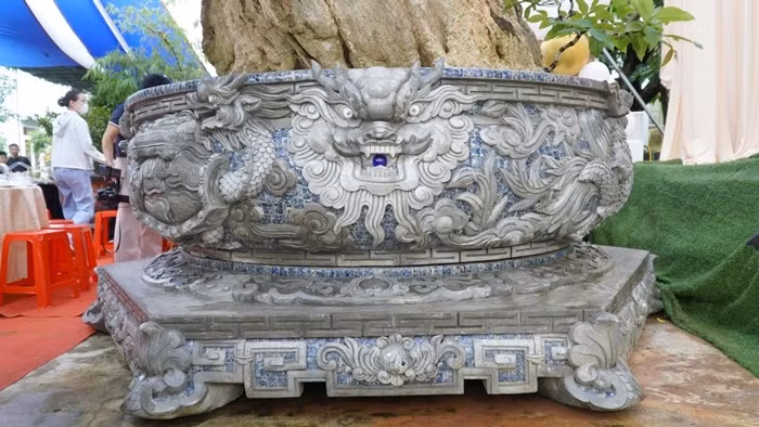 Người xem có thể đứng ở một vị trí chiêm ngưỡng từng chi tiết nghệ thuật của tác phẩm. Ảnh: VietKings