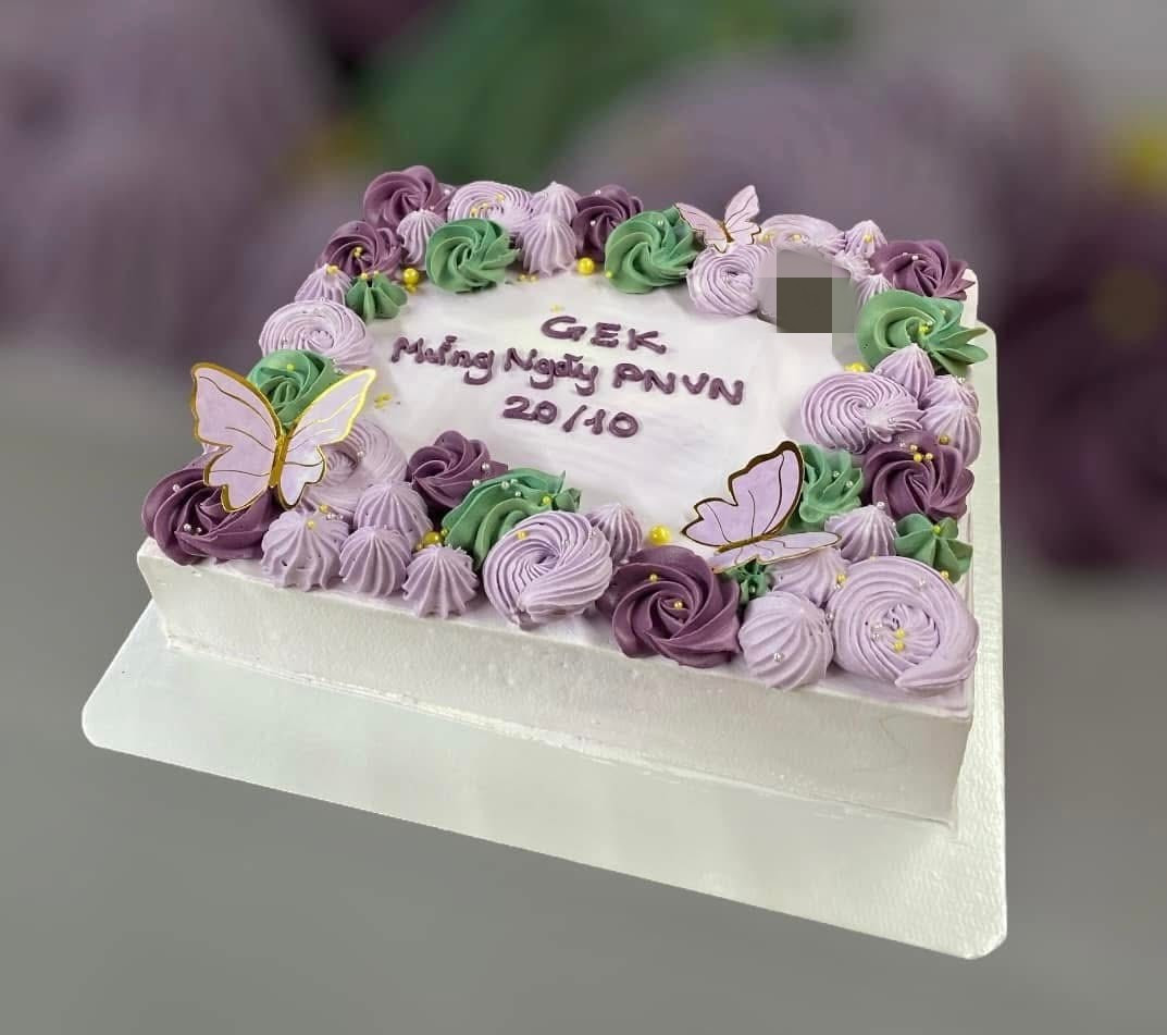 Các tiệm bánh có nhiều combo dành riêng cho ngày 20/10 như cupcake, tiramisu, macaron kết hợp hoa tươi hoặc nến thơm. Ảnh: Fb Thanh Chun