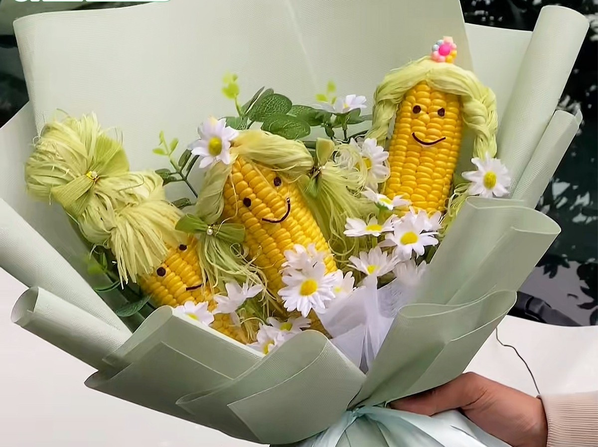 Cà rốt, ớt chuông, ngô, xúc xích khô hay kẹo ngọt được bó lại thành "bó hoa ẩm thực" đầy màu sắc. Ảnh: Facebook