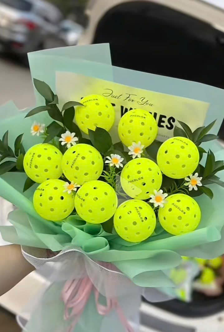 Bó hoa kết từ những trái bóng nhựa được nhiều người quan tâm vì giá trị sử dụng cao và tính độc đáo. Ảnh: Facebook