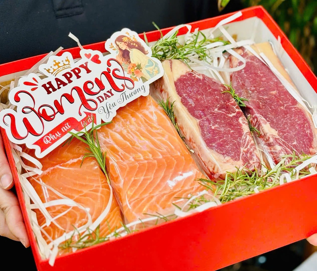 Thậm chí, thực phẩm tươi sống như thịt, cá cũng trở thành quà tặng. Ảnh: Người lao động