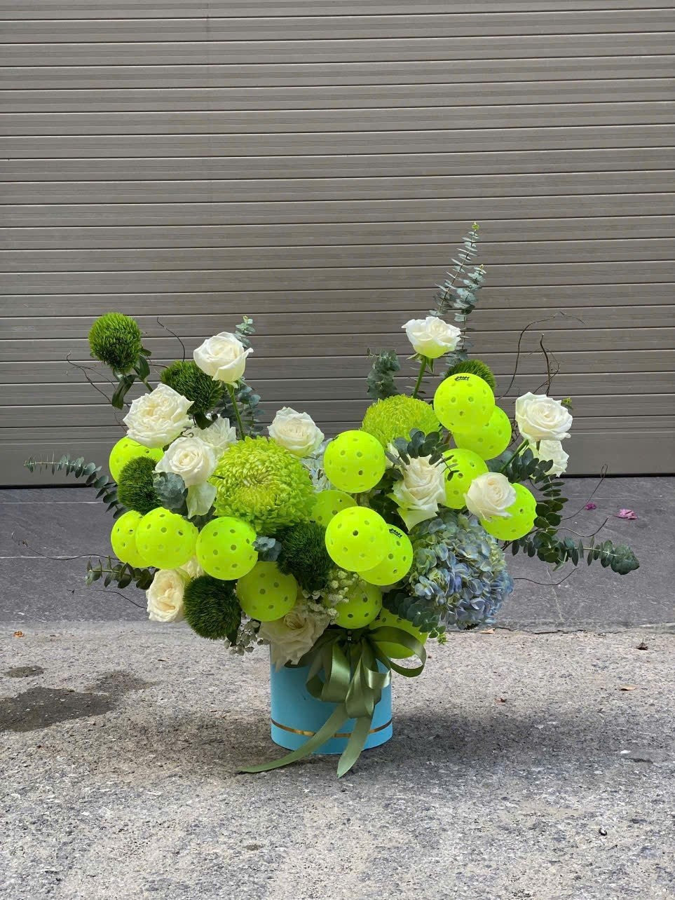 Một trong những món quà độc lạ được nhiều người ưa chuộng trong dịp 20/10 năm nay là bó hoa bóng pickleball. Ảnh: Facebook