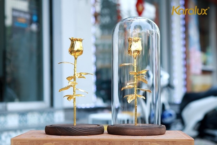 Tại các "phố" quà tặng lớn ở Hà Nội như Trần Quang Diệu, Ô Chợ Dừa, Tôn Đức Thắng...hoa hồng mạ vàng 24K giá từ 1,2 - 3,5 triệu đồng được bày bán la liệt. Ảnh: Karalux