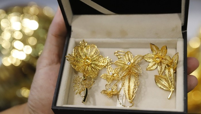 Các sản phẩm hoa cài áo cũng hút khách với giá khoảng 1,5 triệu đồng. Ảnh: Dân Việt