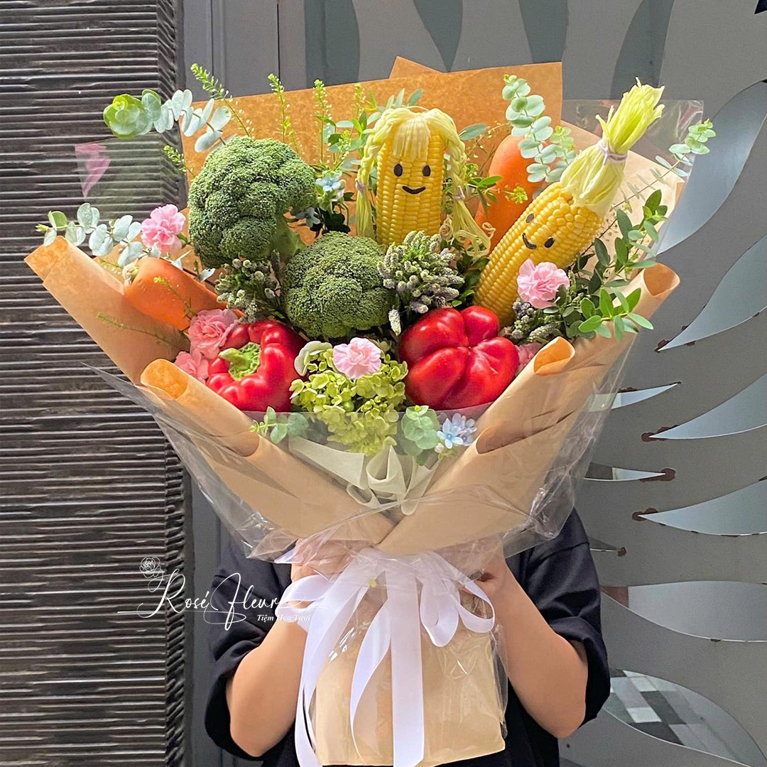 Bó hoa đặc biệt này được các bạn trẻ yêu thích vì vừa tạo tiếng cười, vừa có thể nấu ăn được. Ảnh: FB Rosé Fleur