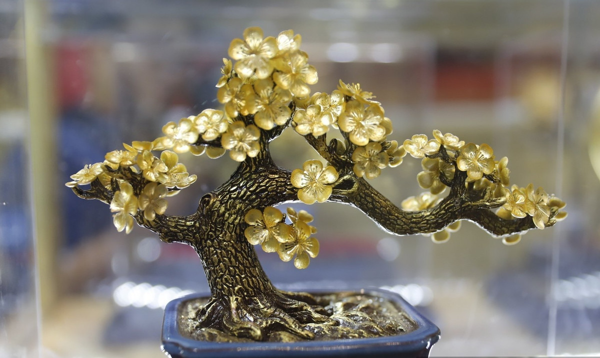 Đáng chú ý, sản phẩm tùng bonsai mạ vàng giá từ 12 - 17 triệu đồng lần đầu ra mắt nhưng đã nhận được sự quan tâm lớn từ khách hàng. Ảnh: Dân Việt