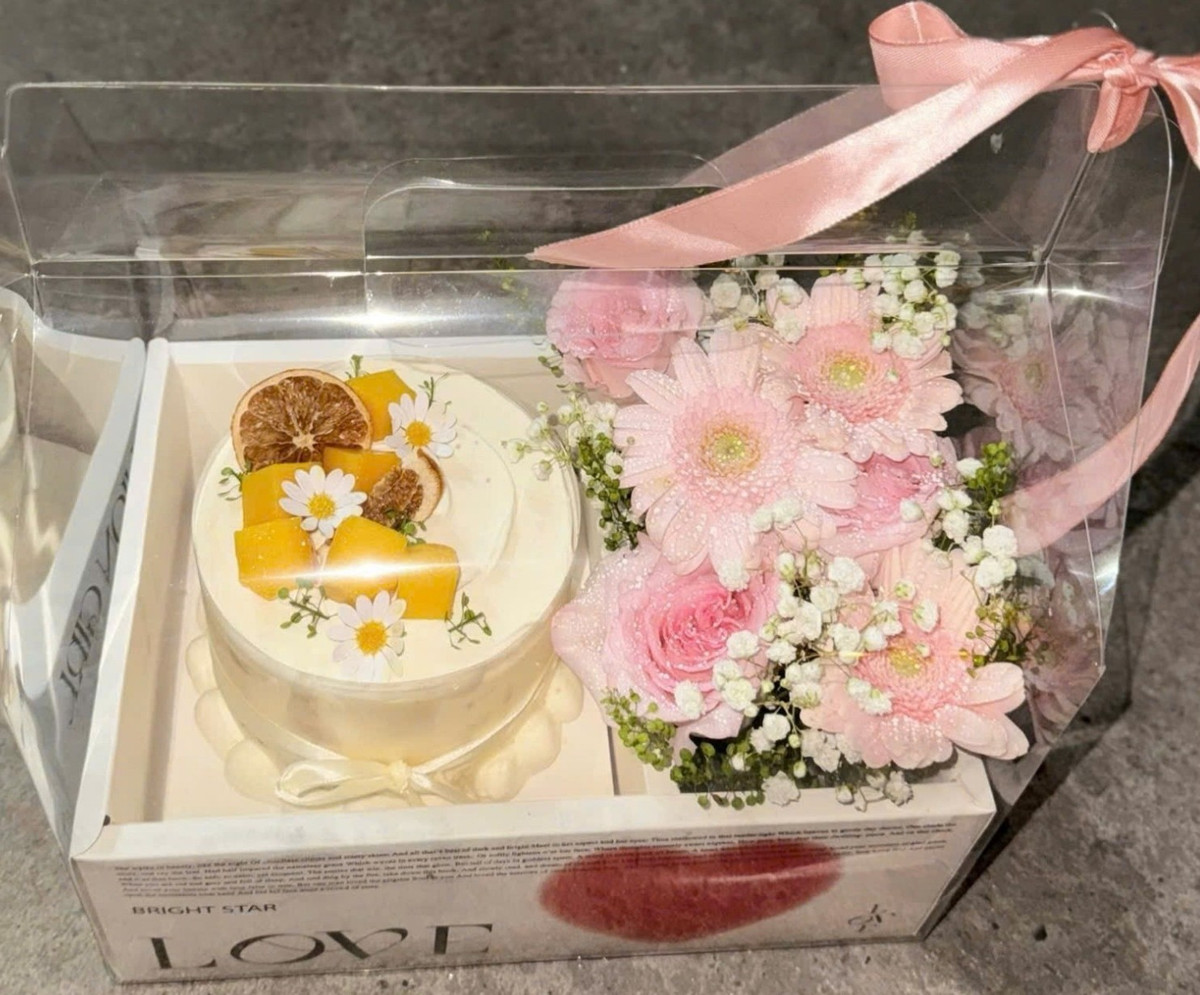 Hộp bánh handmade xinh xắn, đi kèm bó hoa nhỏ và tấm thiệp chúc, là lựa chọn được nhiều người yêu thích trong dịp 20/10. Ảnh: FB Tapu Bánh