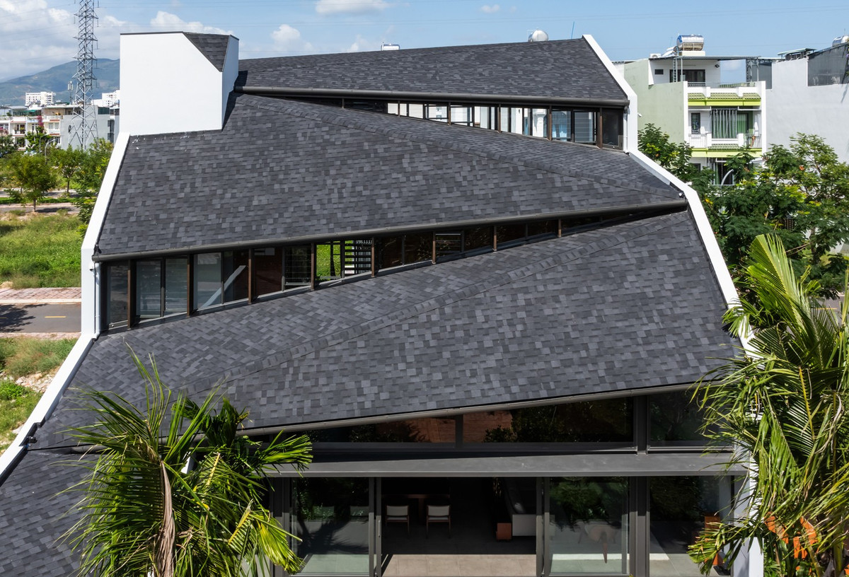 Những tấm mái được kéo căng giữa hai bức tường chính, giống như vải bạt căng trên khung lều, tạo không gian sống xuyên suốt nhiều tầng, gần như không cần cột. Ảnh: Hiroyuki Oki