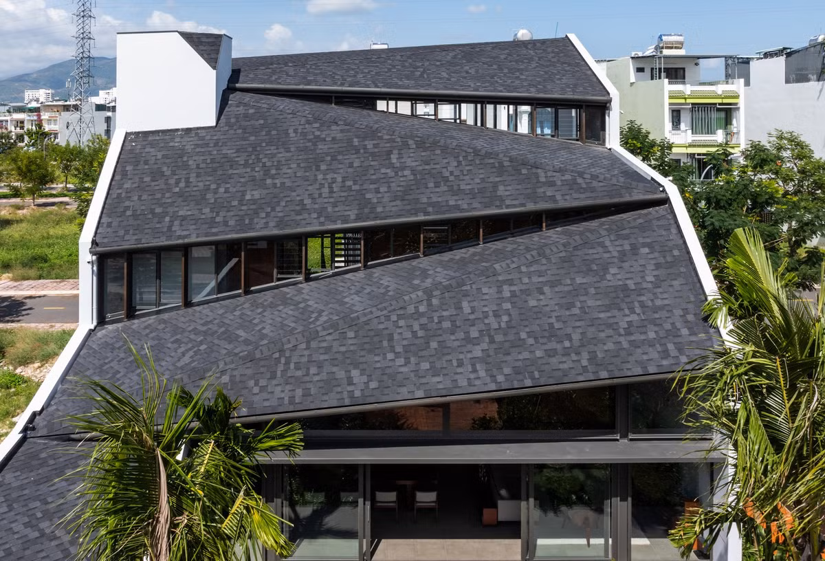 Những tấm mái được kéo căng giữa hai bức tường chính, giống như vải bạt căng trên khung lều, tạo không gian sống xuyên suốt nhiều tầng, gần như không cần cột. Ảnh: Hiroyuki Oki