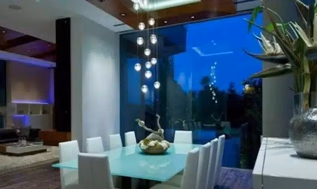 Phòng ăn sang trọng mang đến tầm nhìn ngoạn mục nhờ bức tường kính lớn. Ảnh: Famous Entertainment trên YouTube