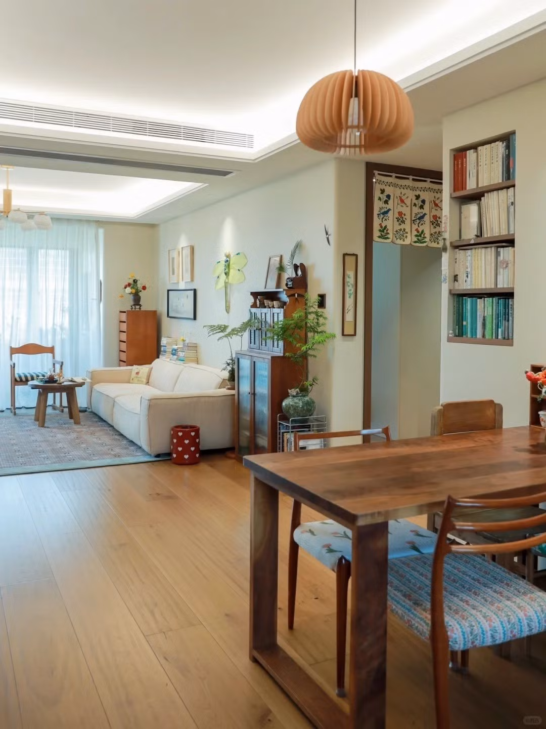 Phòng ăn nối liền phòng khách, không vách ngăn, tạo cảm giác mở rộng. Ảnh: Toutiao