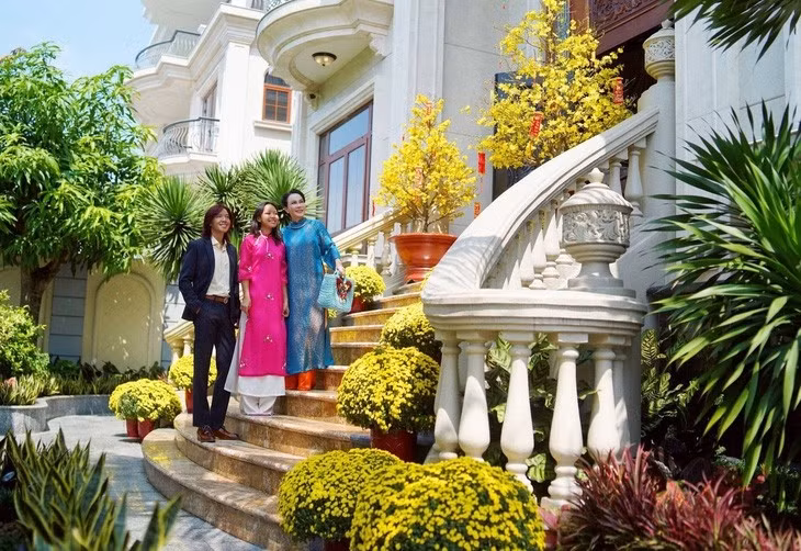 Biệt thự có tổng diện tích sử dụng lên đến 1.500 m2, gồm 3 tầng, hầm để xe, sân thượng và hồ bơi rộng rãi. Ảnh: FBNV