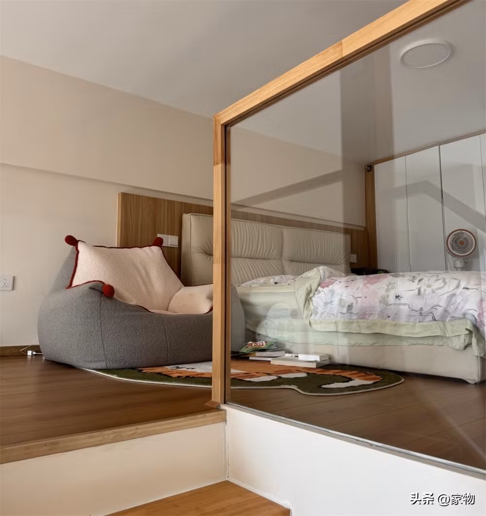 Phòng ngủ chính được chủ nhân bố trí trên tầng lửng. Ảnh: 360kuai