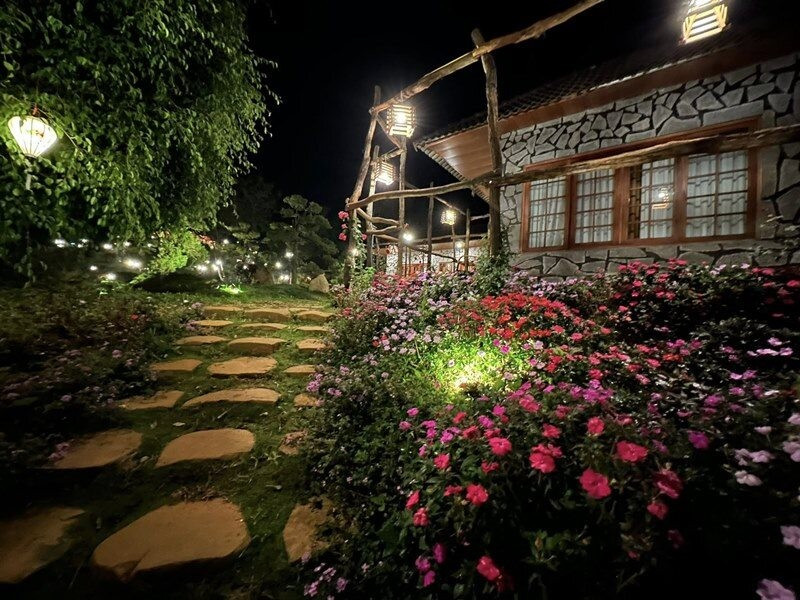 Tọa lạc trên một khu đồi thoai thoải tại Di Linh, biệt phủ của nghệ sĩ Hoàng Mập hiện ra như một ốc đảo tách biệt với sự ồn ào của phố thị. Ảnh: FBNV