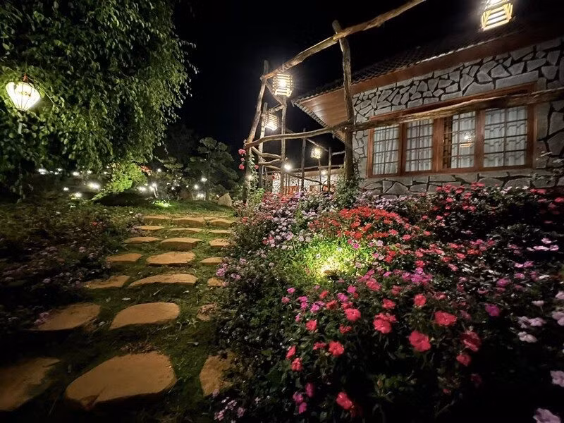 Tọa lạc trên một khu đồi thoai thoải tại Di Linh, biệt phủ của nghệ sĩ Hoàng Mập hiện ra như một ốc đảo tách biệt với sự ồn ào của phố thị. Ảnh: FBNV