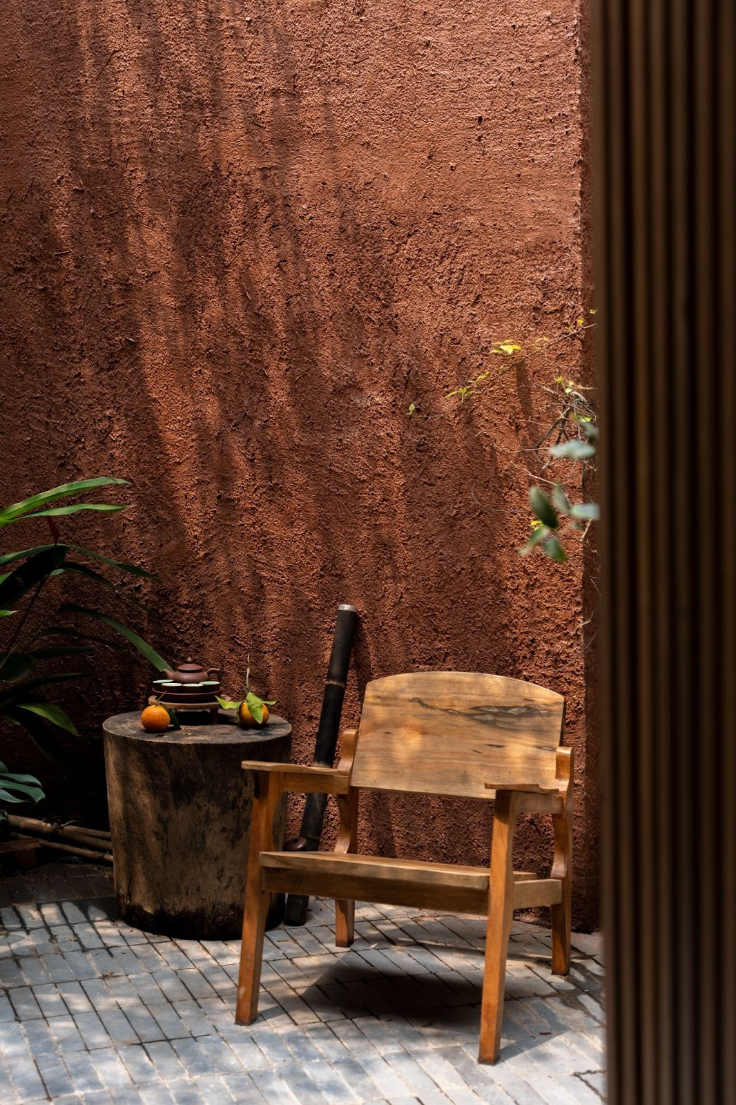 Vật liệu chính là đất ô liu, hỗn hợp vật liệu được biến tính theo phương pháp truyền thống của miền Bắc Việt Nam giúp mát vào mùa hè và giữ ấm vào mùa đông. Ảnh: Cao Xuân Hoa