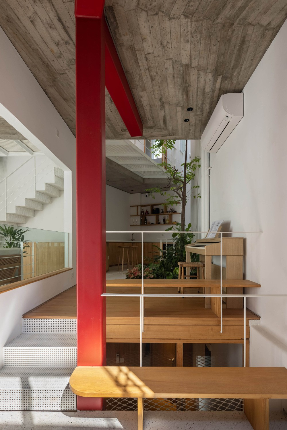 Sự rộng rãi về không gian đạt được không phải thông qua kích thước, mà thông qua sự thông thoáng về thị giác, tính linh hoạt và một chuỗi các không gian đa dạng đáp ứng các nhu cầu, tâm trạng và mức độ riêng tư khác nhau. Ảnh: Hoàng Lê