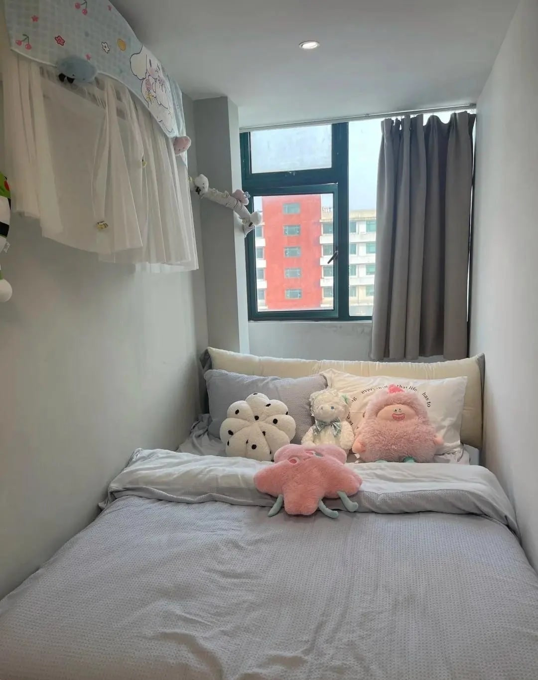 Phòng ngủ đặt sâu bên trong, với chiếc giường bố trí theo chiều dọc để vừa khít diện tích. Ảnh: post.smzdm