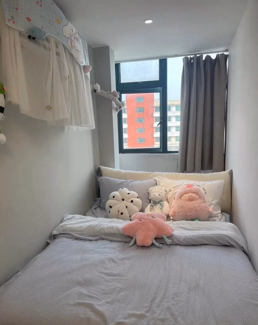 Phòng ngủ đặt sâu bên trong, với chiếc giường bố trí theo chiều dọc để vừa khít diện tích. Ảnh: post.smzdm