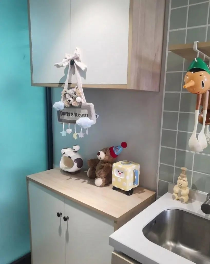 Tường bếp ốp gạch vuông màu xanh nhạt, kết hợp các kệ mở phía trên thay cho tủ treo giúp giảm cảm giác nặng nề cho không gian nhỏ. Ảnh: post.smzdm