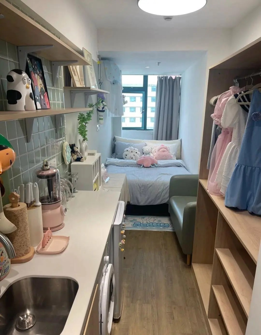 Bước vào nhà là khu vực tiền sảnh với tủ giày cao khoảng 1m. Phía trên là hệ tủ treo giúp tăng thêm không gian lưu trữ. Ảnh: post.smzdm