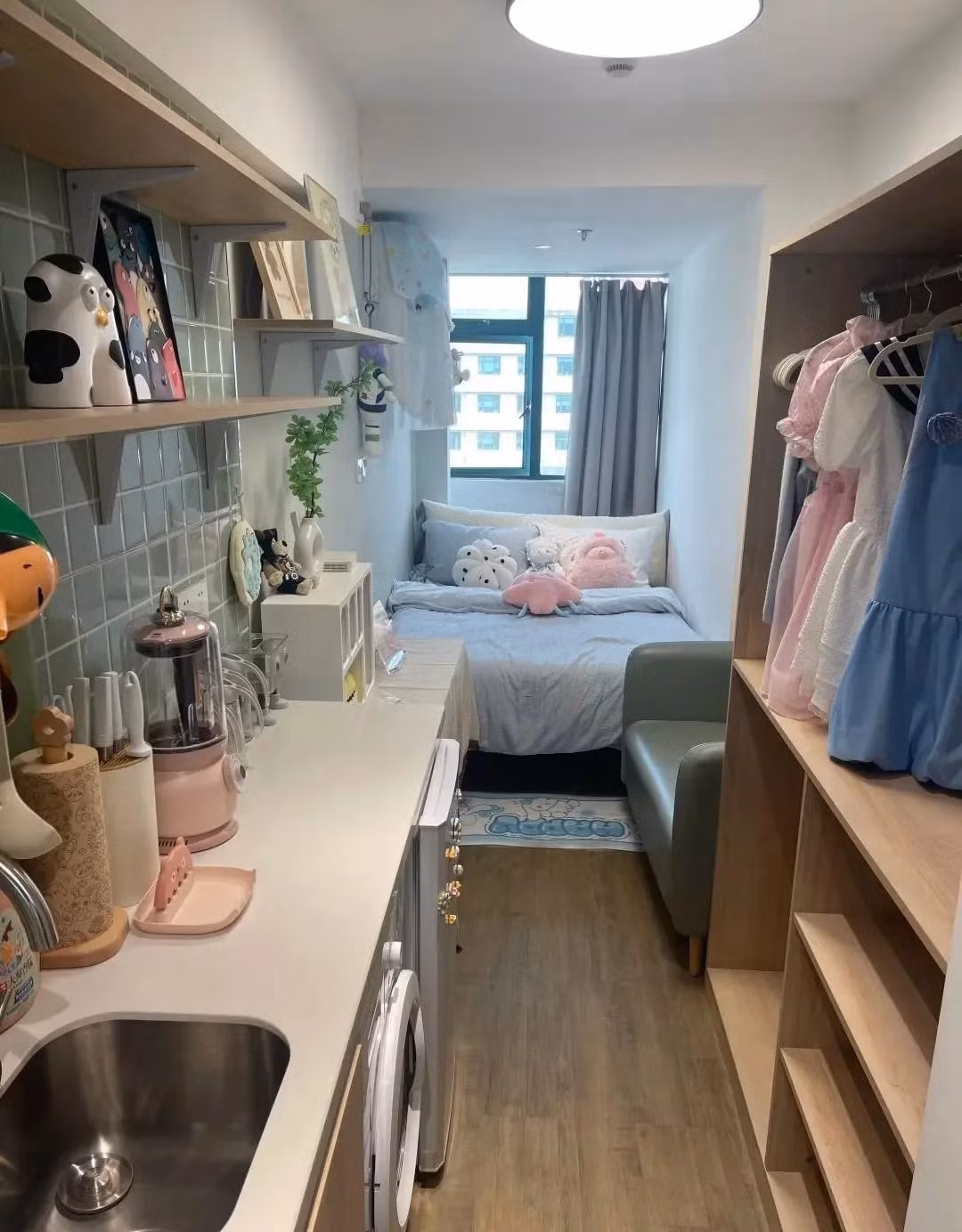 Bước vào nhà là khu vực tiền sảnh với tủ giày cao khoảng 1m. Phía trên là hệ tủ treo giúp tăng thêm không gian lưu trữ. Ảnh: post.smzdm