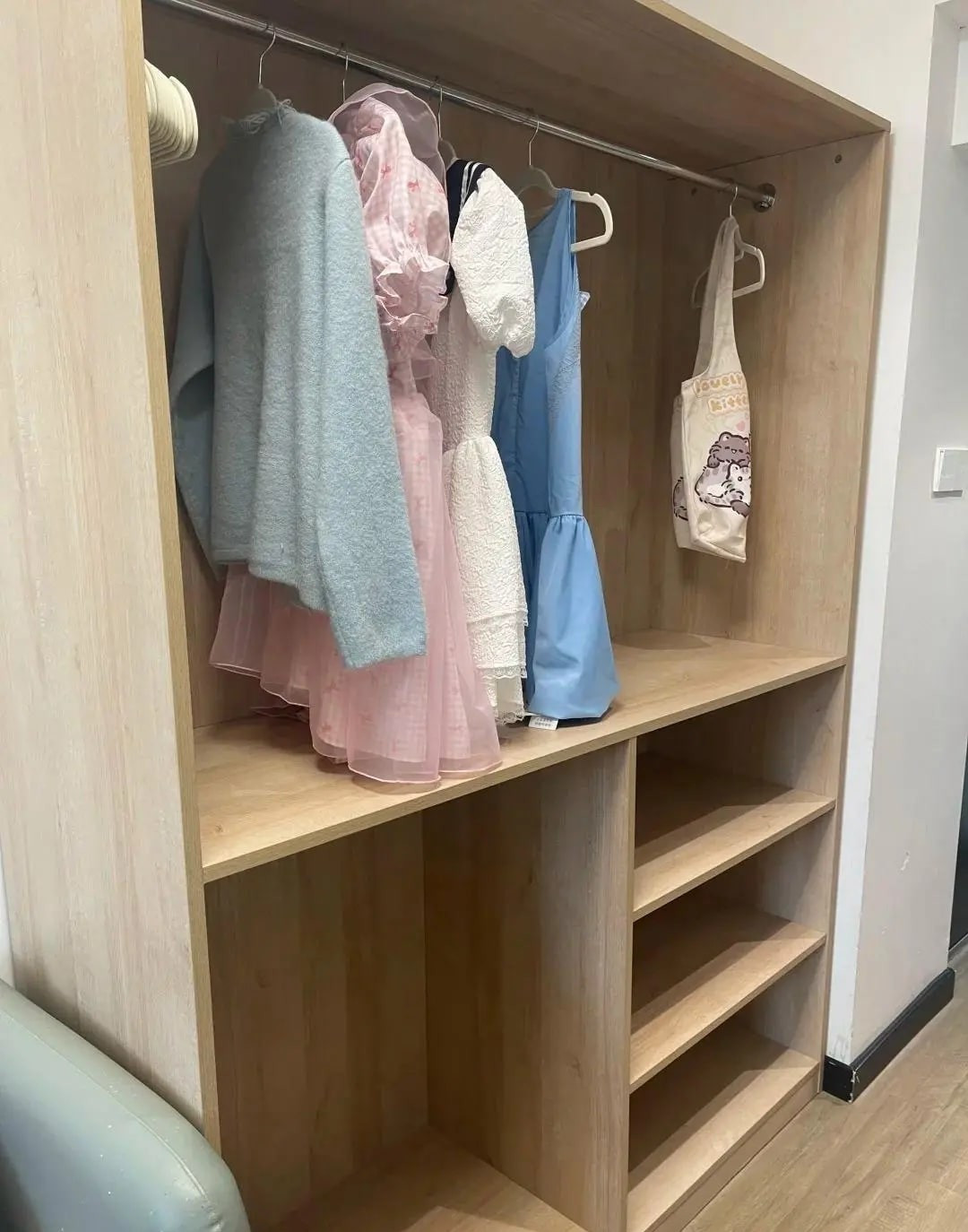 Đối diện bàn làm việc là tủ quần áo cao kịch trần, tiết kiệm tối đa không gian. Ảnh: post.smzdm