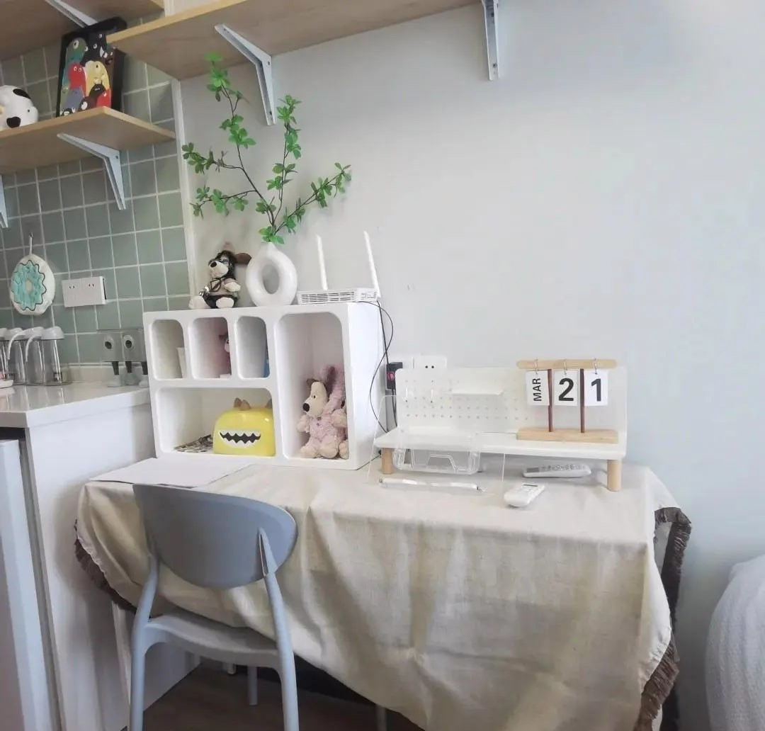 Liền kề bếp là chiếc bàn chữ nhật nhỏ, vừa là bàn làm việc, vừa là bàn ăn. Ảnh: post.smzdm